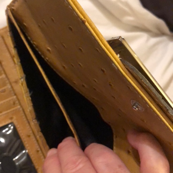 Authentic Guess Wallet - Picture 5 of 5